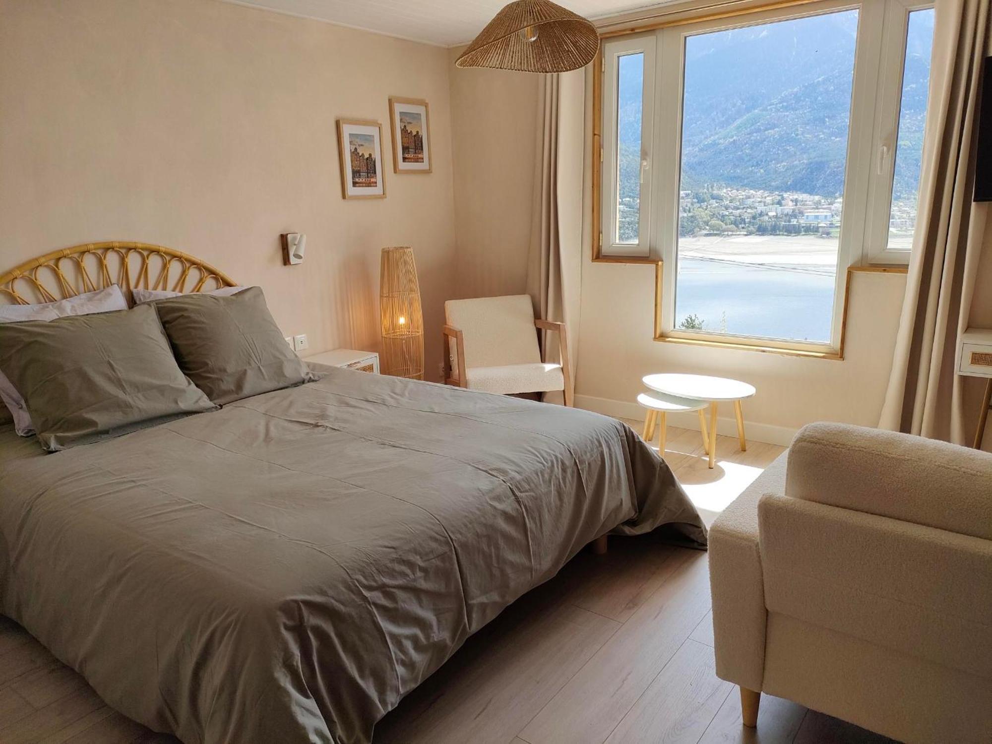 Le Cosy Du Plongeoir - T2 Neuf Avec Vue Sur Le Lac De Serre Poncon Et Grande Terrasse Avec Jardin Savines Exterior foto