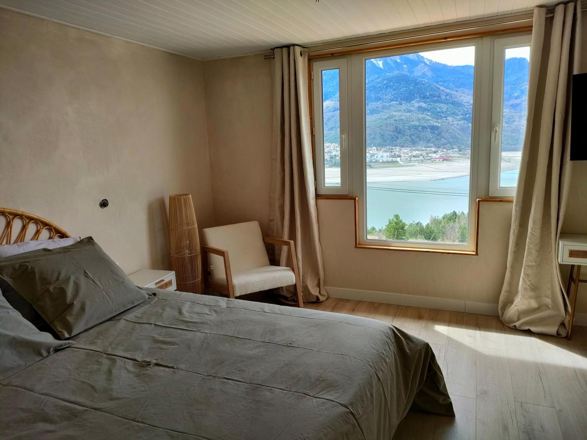 Le Cosy Du Plongeoir - T2 Neuf Avec Vue Sur Le Lac De Serre Poncon Et Grande Terrasse Avec Jardin Savines Quarto foto