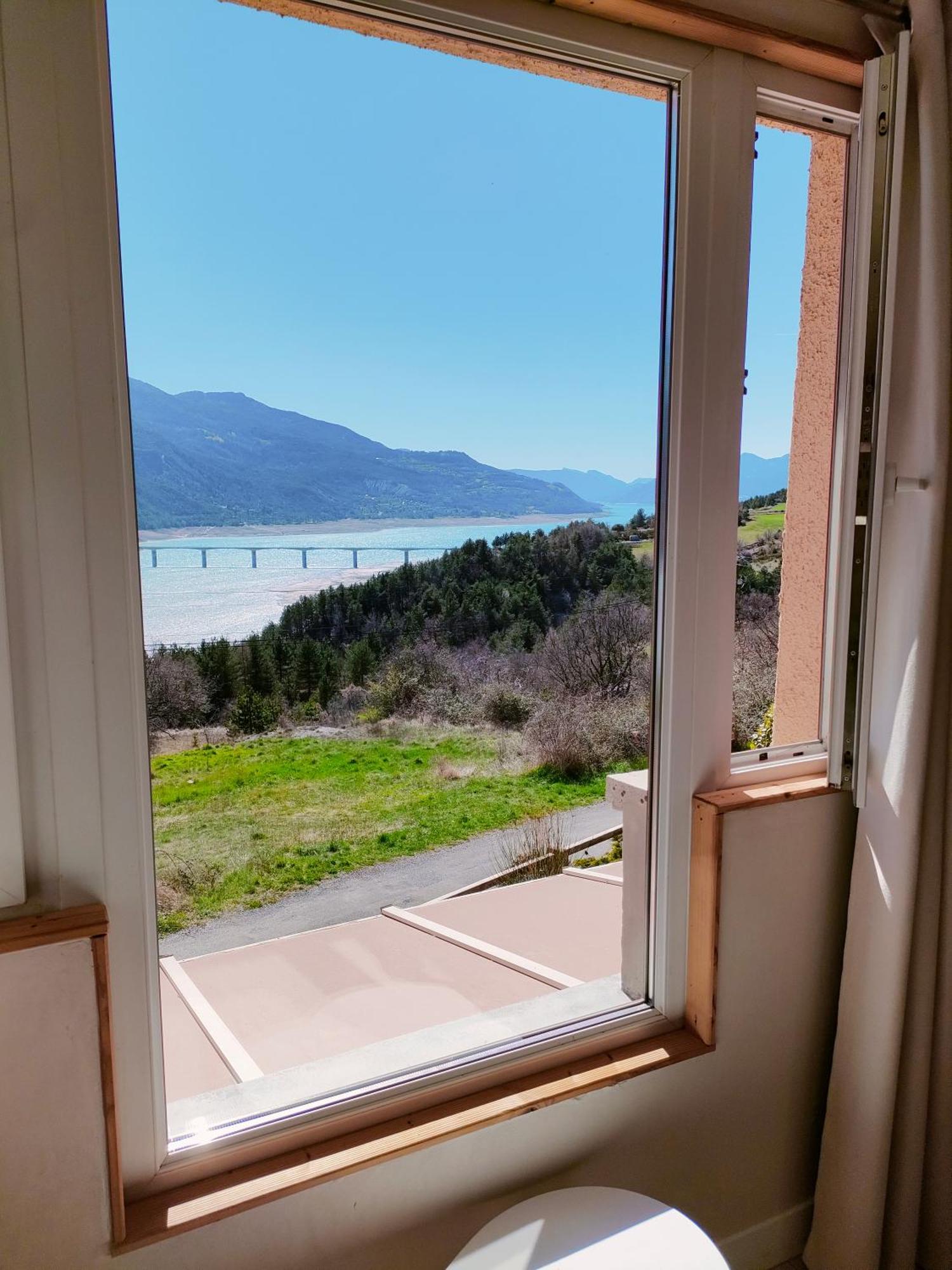 Le Cosy Du Plongeoir - T2 Neuf Avec Vue Sur Le Lac De Serre Poncon Et Grande Terrasse Avec Jardin Savines Exterior foto