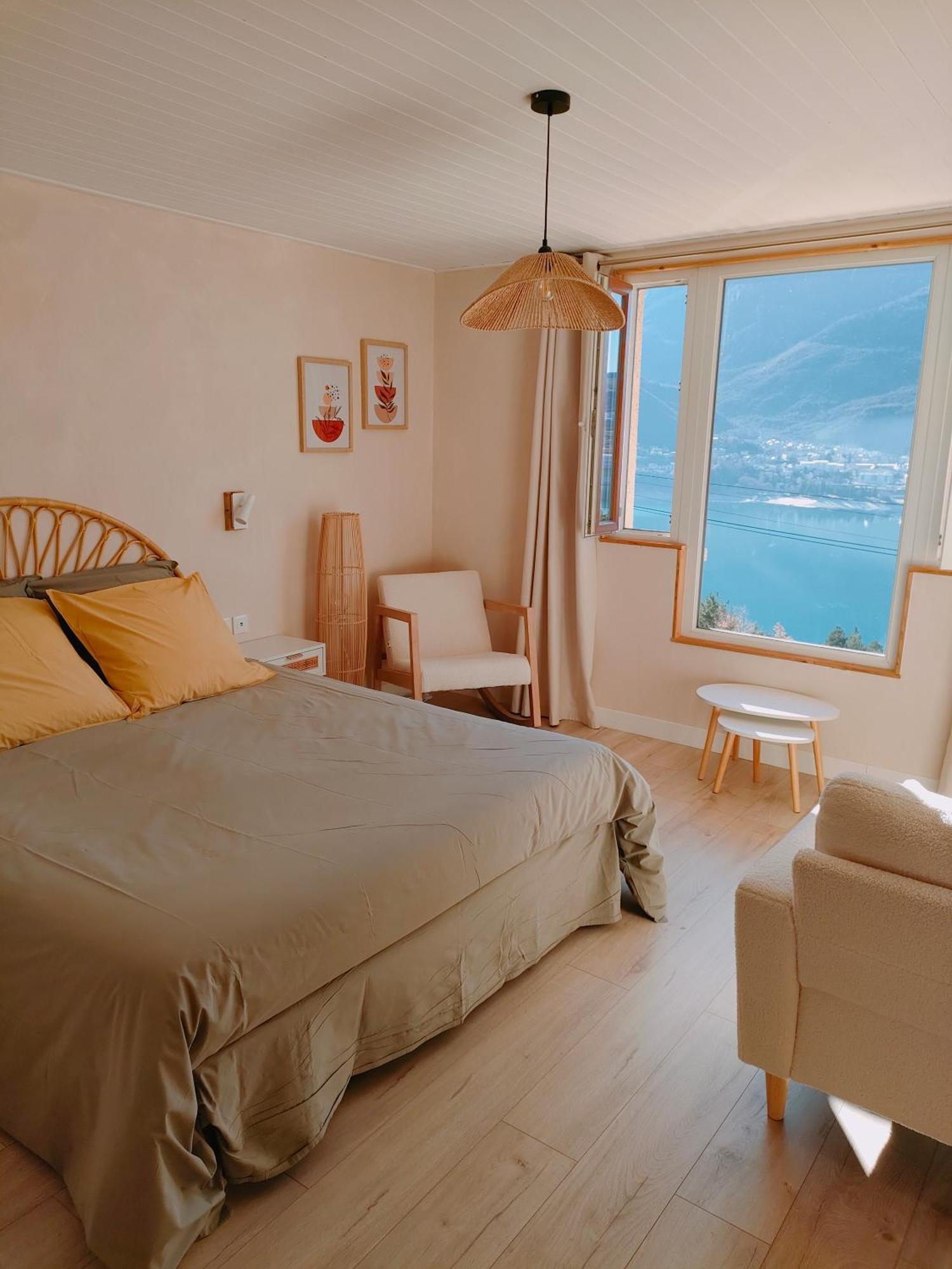 Le Cosy Du Plongeoir - T2 Neuf Avec Vue Sur Le Lac De Serre Poncon Et Grande Terrasse Avec Jardin Savines Exterior foto